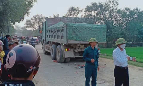 Nghệ An: Va chạm với xe tải trên đường đến trường, 3 mẹ con tử vong