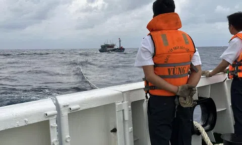 Tàu Hải quân 468 hỗ trợ lai kéo tàu cá bị hỏng máy trên biển Trường Sa