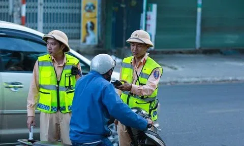 Lâm Đồng: Lực lượng CSGT xuyên Tết kiểm tra nồng độ cồn 