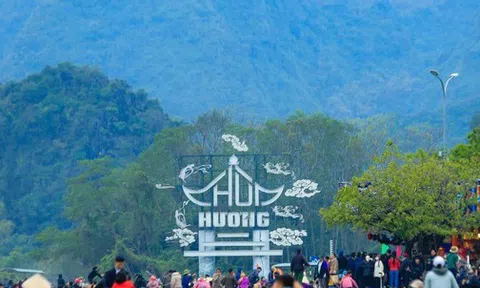 Chưa khai hội, hơn 2 vạn khách đã đổ về chùa Hương