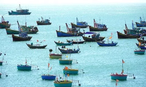 Bình Thuận: Sóng lớn đánh chìm tàu cá, một thuyền viên mất tích